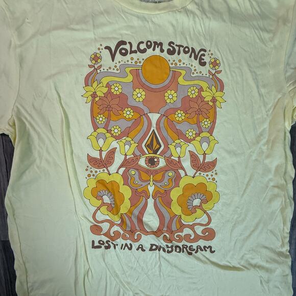 Volcom Stone “Lost In A Daydream” Yellow Graphic Tee Surf Skate Vintage Print - Picture 3 of 5